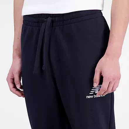 Брюки New Balance Essentials Stacked Logo French Terry Sweatpant MP31539-BK в Челябинске  в Челябинске 